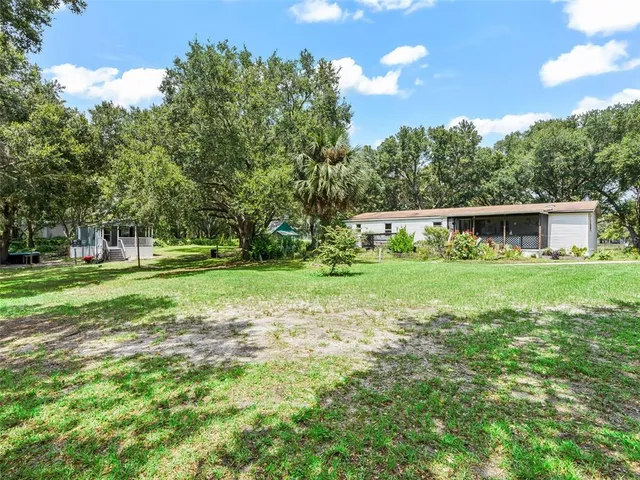 a view of yard with trees