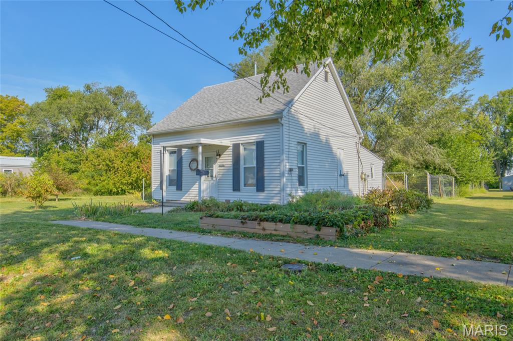 1008 Locust Carrollton, IL 62016 - Photo 3 of 31