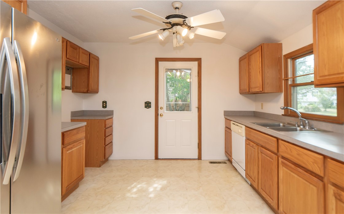 42 Potomac Road Portsmouth, RI 02871 - Photo 9 of 40 Gallery Image 9