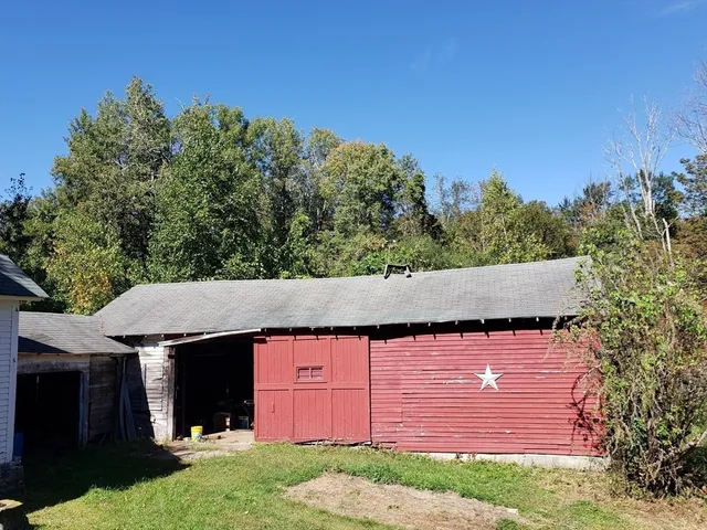 a view of a backyard