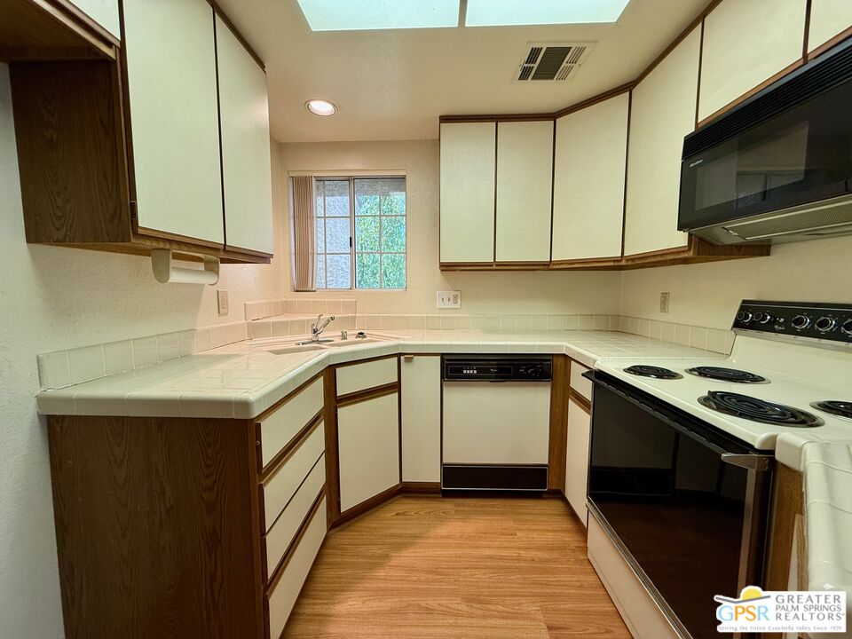 2700 Lawrence Crossley Road, Unit 96 Palm Springs, CA 92264 - Photo 8 of 34