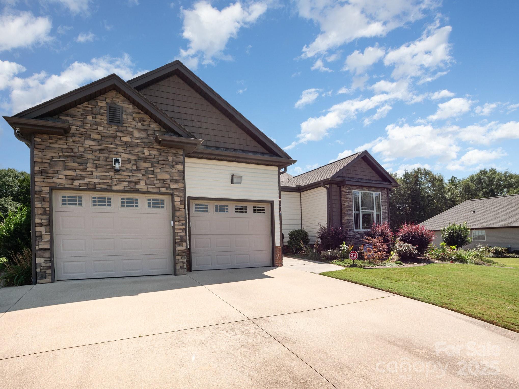 190 Glendower Lane Chesnee, SC 29323 - Photo 4 of 29 a front view of house with yard