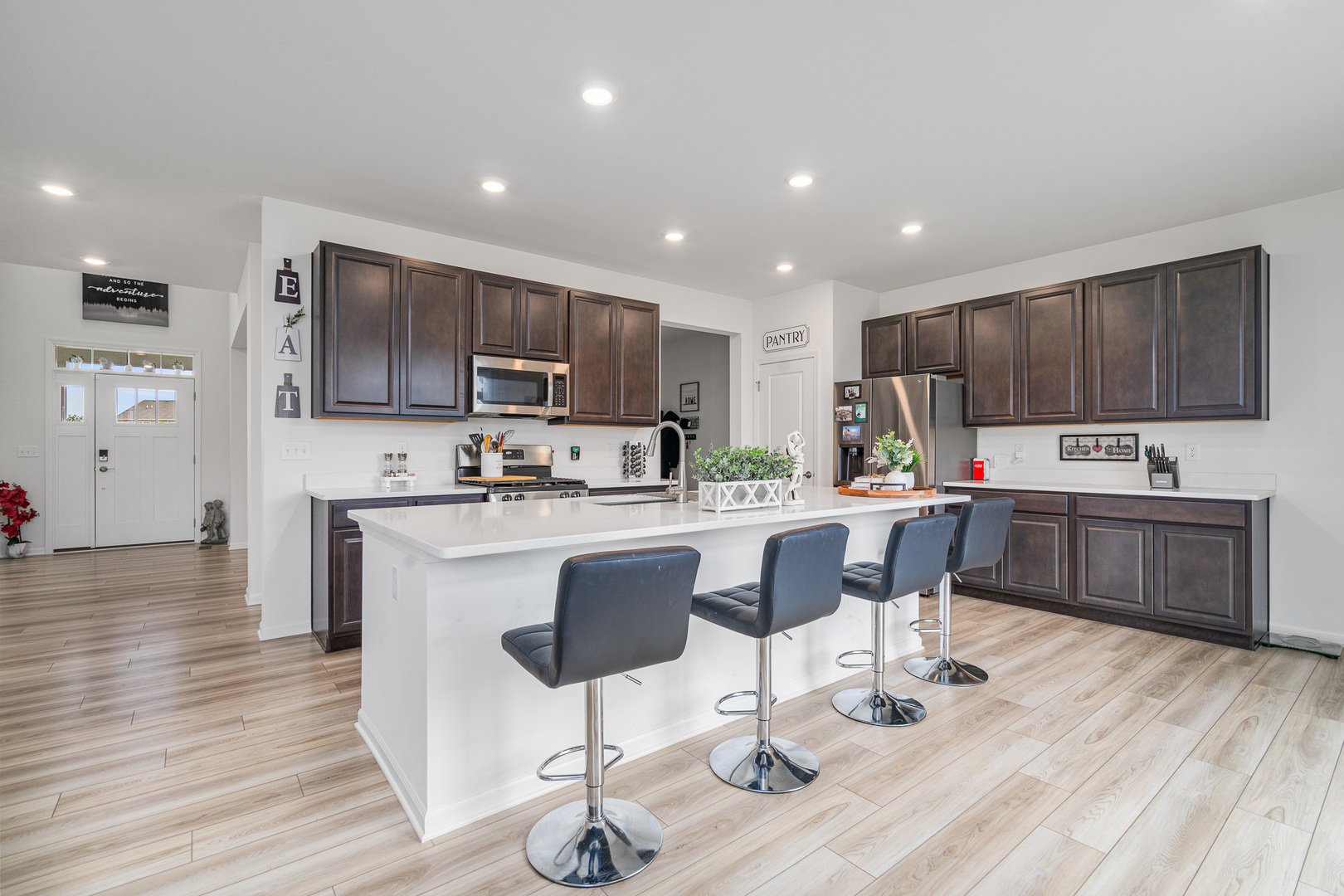 522 Coach Road Yorkville, IL 60560 - Photo 2 of 44