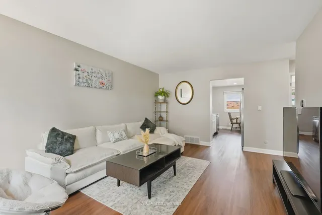 $240,000 | 3098 Lynnwood Court, Streamwood, IL 60107