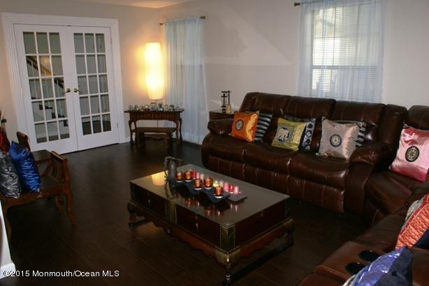 132 Starlight Road Howell, NJ 07731 - Photo 4 of 25 LivingRm