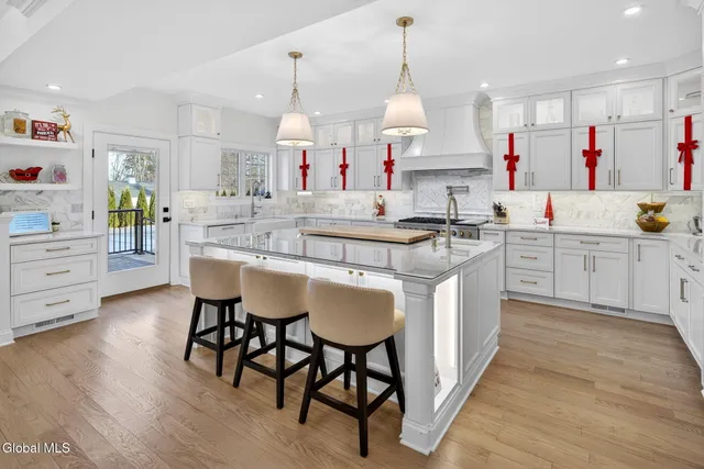 $1,485,000 | 220 Brittany Place, Niskayuna, NY 12309