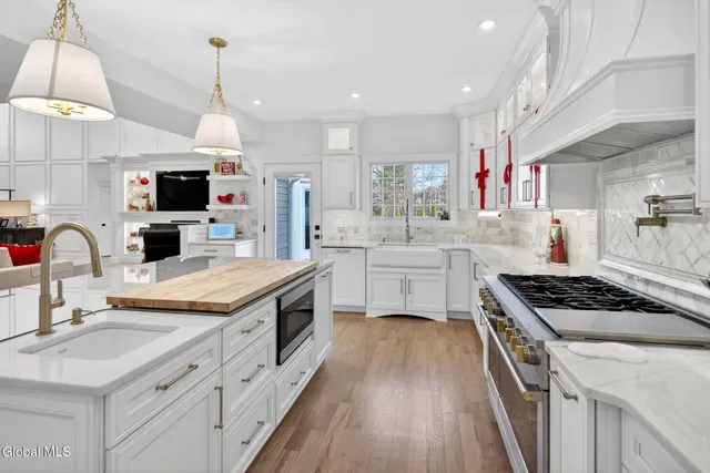 $1,485,000 | 220 Brittany Place, Niskayuna, NY 12309