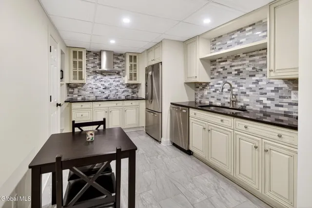 $1,485,000 | 220 Brittany Place, Niskayuna, NY 12309