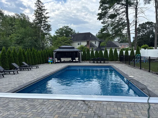 $1,485,000 | 220 Brittany Place, Niskayuna, NY 12309