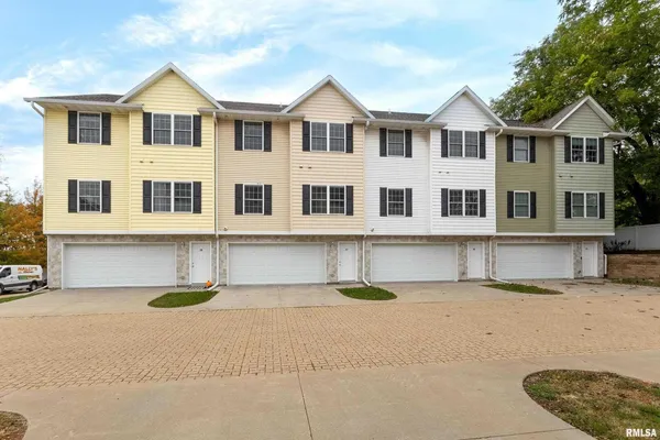 $1,825 | 220 East 37th Street, Davenport, IA 52806