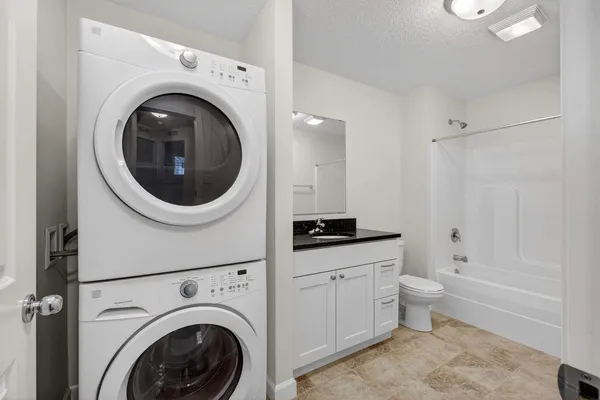 $1,825 | 220 East 37th Street, Davenport, IA 52806