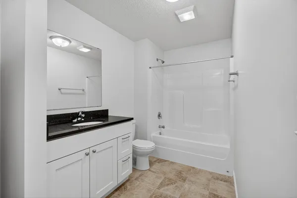 $1,825 | 220 East 37th Street, Davenport, IA 52806