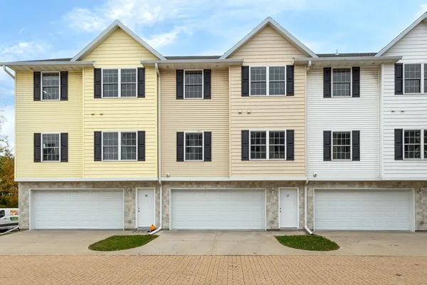 $1,825 | 220 East 37th Street, Davenport, IA 52806