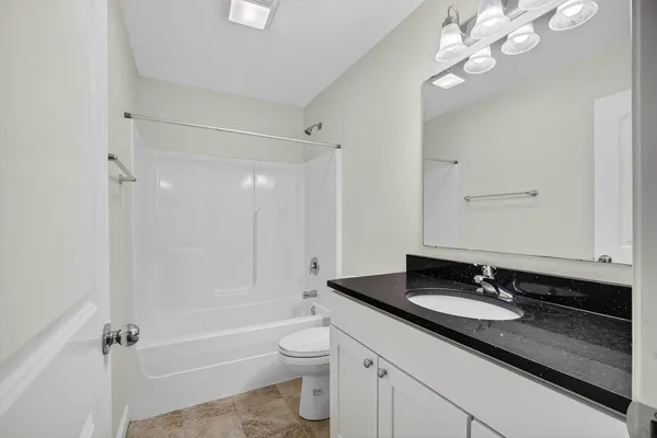 $1,825 | 220 East 37th Street, Davenport, IA 52806