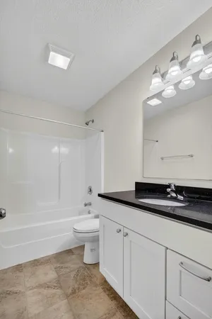 $1,825 | 220 East 37th Street, Davenport, IA 52806