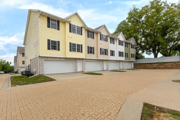 $1,825 | 220 East 37th Street, Davenport, IA 52806