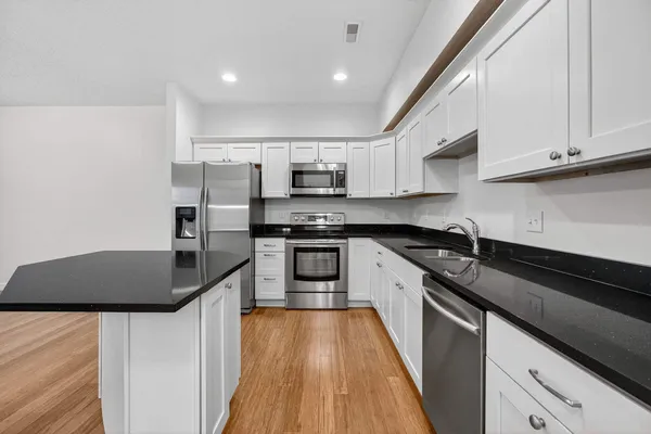 $1,825 | 220 East 37th Street, Davenport, IA 52806