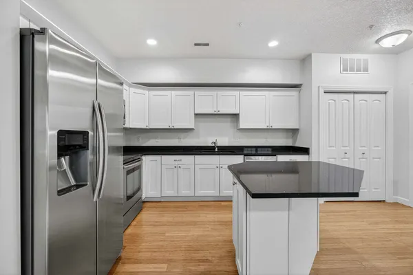 $1,825 | 220 East 37th Street, Davenport, IA 52806