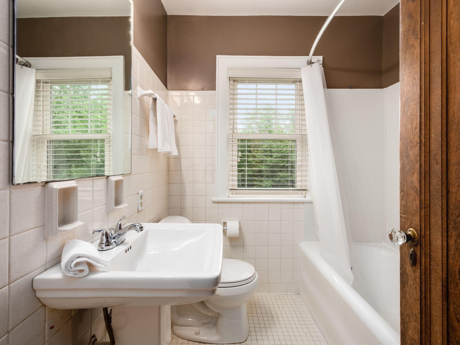 240 North Ardmore Road Bexley, OH 43209 - Photo 36 of 72 Second Full Bathroom