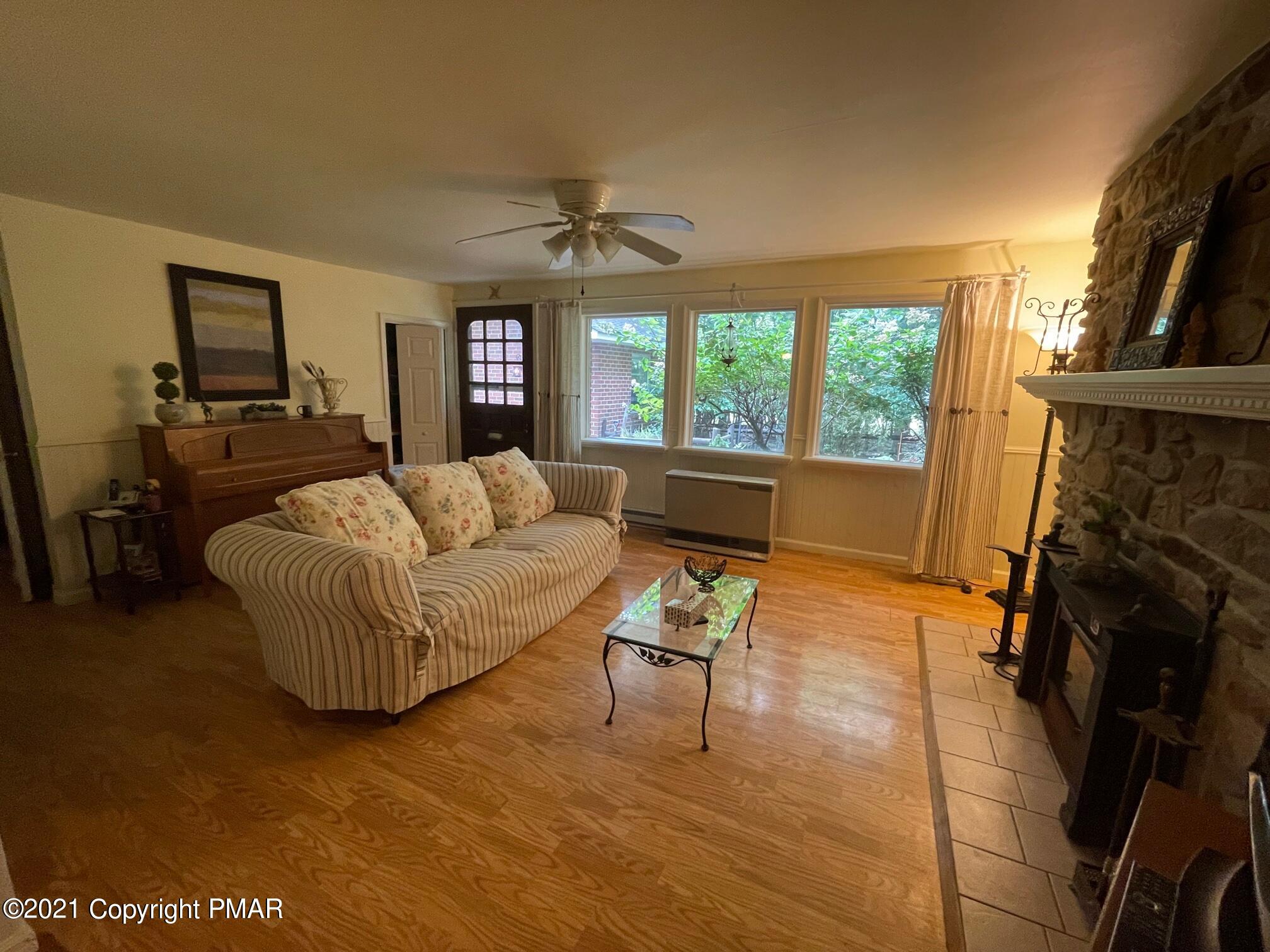 306 Tower Road Albrightsville, PA 18210 - Photo 4 of 26 Living Room