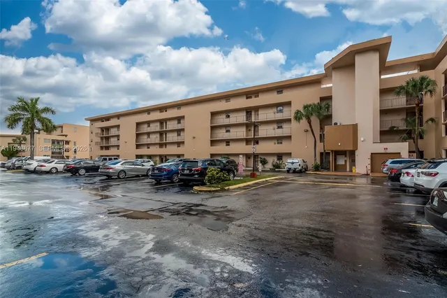 a view of yard from a balcony