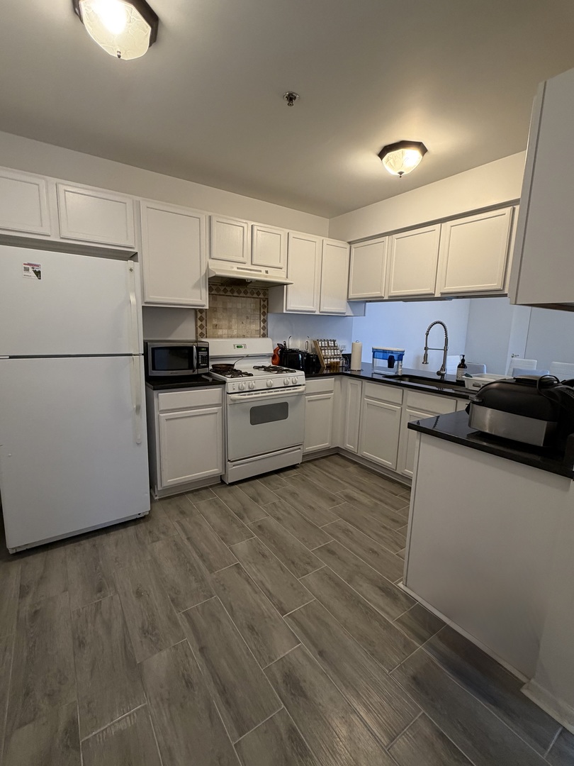 941 North Swift Road, Unit 302 Addison, IL 60101 - Photo 4 of 10