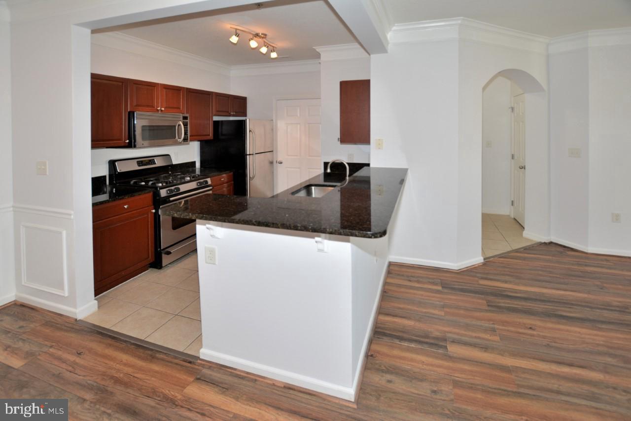 508 Sunset View Terrace Southeast, Unit 205 Leesburg, VA 20175 - Photo 14 of 28 a kitchen with stainless steel appliances a refrigerator and a stove top oven