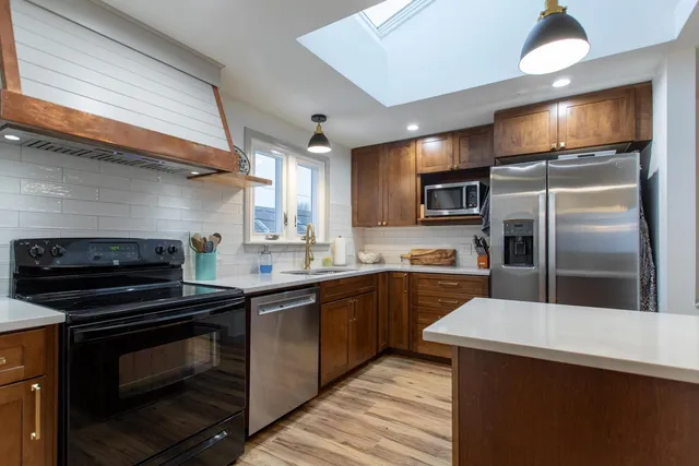 $3,200 | 483 Winnacunnet Road, Unit WEST SIDE, Hampton, NH 03842