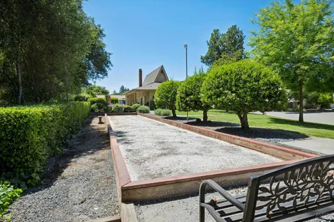 $825,000 | 215 Hemlock Drive, Healdsburg, CA 95448