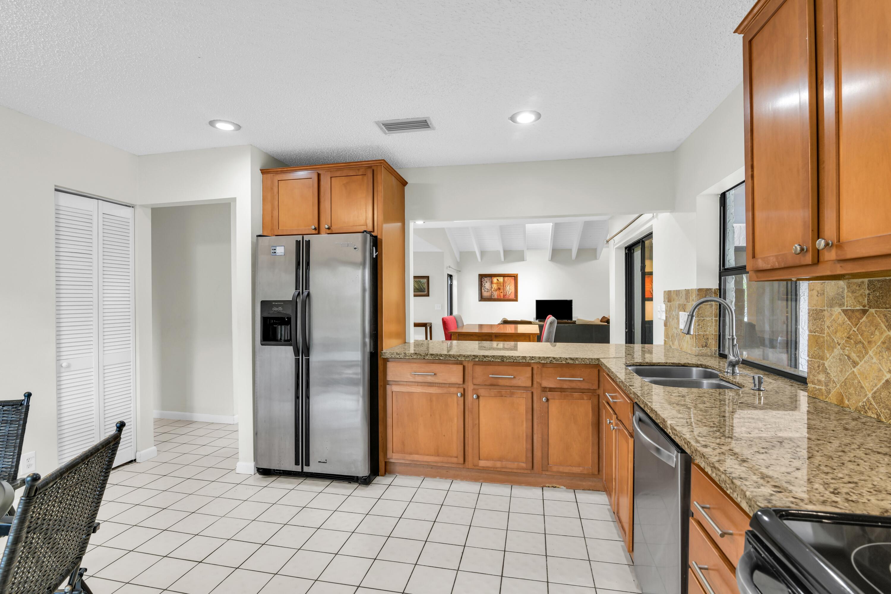 10090 Camelback Lane Boca Raton, FL 33498 - Photo 10 of 27 10090 Camelback Ln Boca Raton -kitchen2