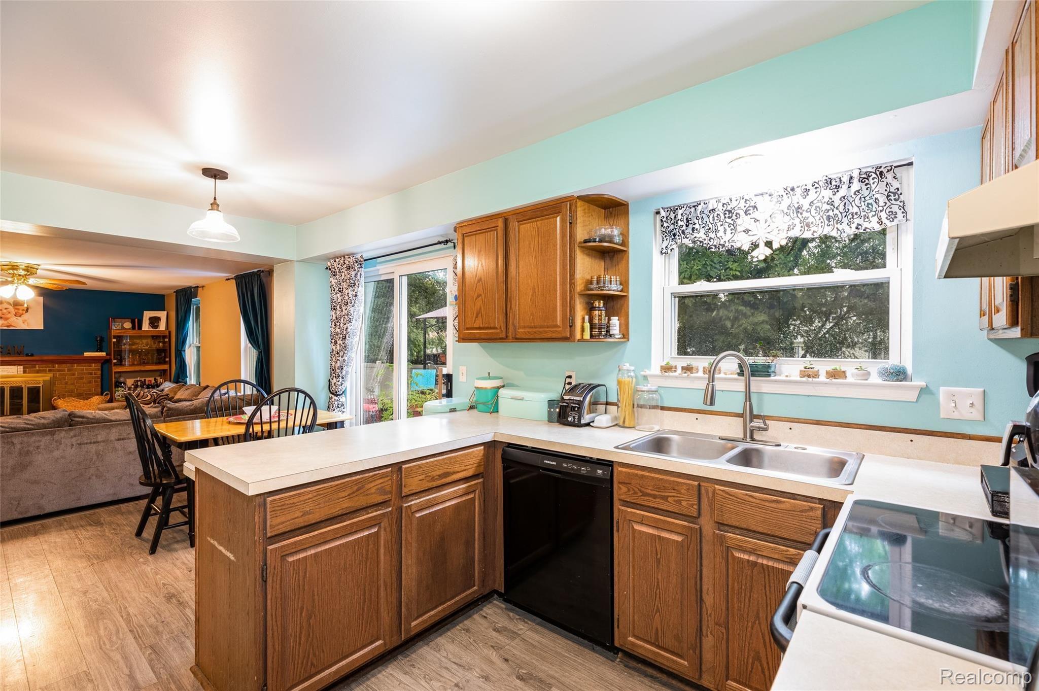 1828 Morton Taylor Road Canton, MI 48187 - Photo 8 of 22 15.Kitchen