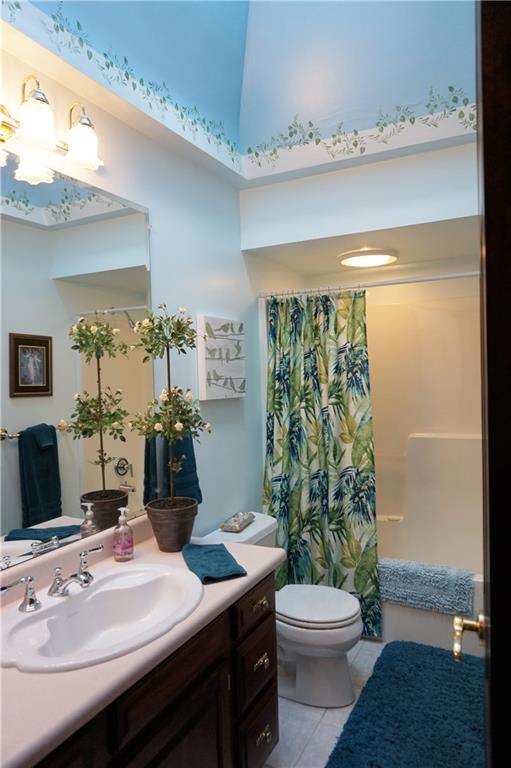 260 Medical Center Road Chicora, PA 16025 - Photo 15 of 25 Full bathroom with skylight!