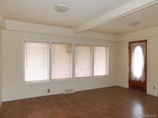 25528 Ecorse Road Taylor, MI 48180 - Photo 25 of 55 LIVING ROOM WITH NEUTRAL WALLS!