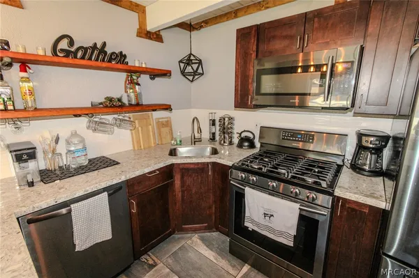 $1,800 | 913 West Aeroplane Boulevard, Big Bear City, CA 92314