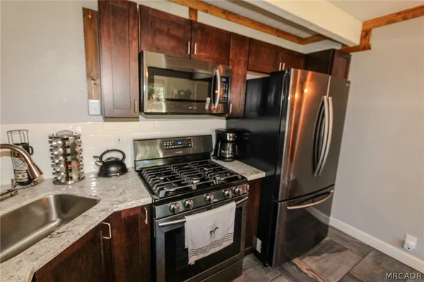 $1,800 | 913 West Aeroplane Boulevard, Big Bear City, CA 92314