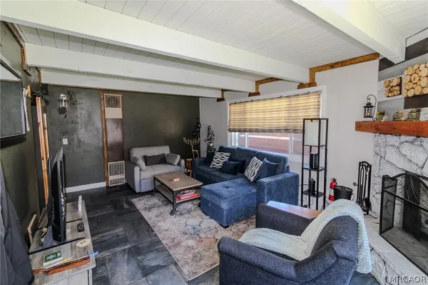 $1,800 | 913 West Aeroplane Boulevard, Big Bear City, CA 92314