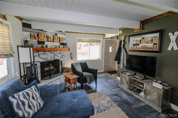 $1,800 | 913 West Aeroplane Boulevard, Big Bear City, CA 92314