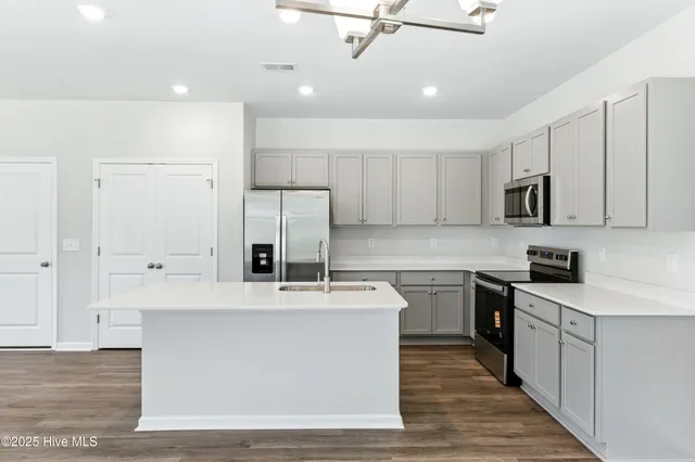 $330,365 | 614 South Squires Run Lane, Richlands, NC 28574