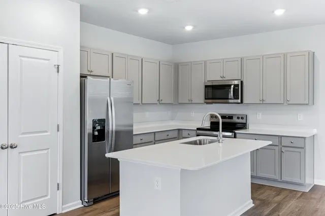 $330,365 | 614 South Squires Run Lane, Richlands, NC 28574