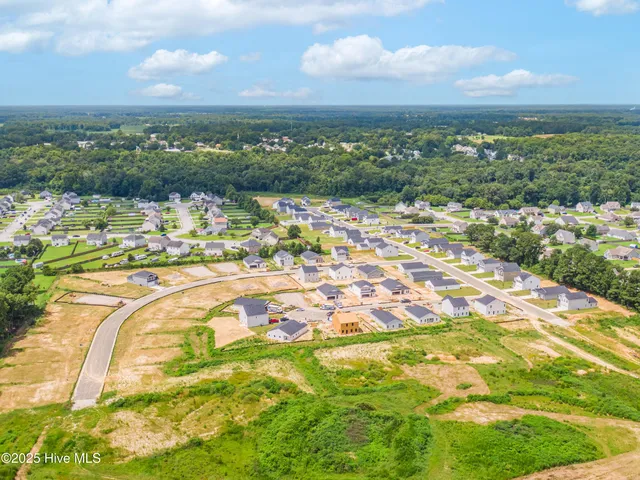 $330,365 | 614 South Squires Run Lane, Richlands, NC 28574