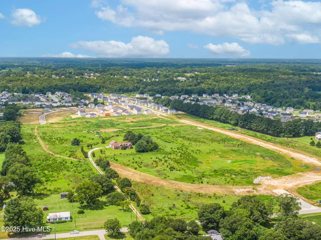 $330,365 | 614 South Squires Run Lane, Richlands, NC 28574