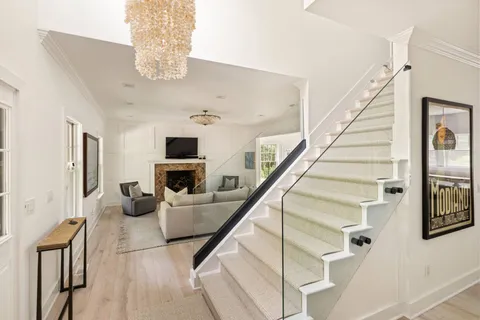 $2,995,000 | 32 Deep 6 Drive, East Hampton, NY 11937