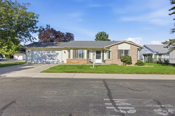 $400,000 | 8250 West Clubhouse Lane, Garden City, ID 83714