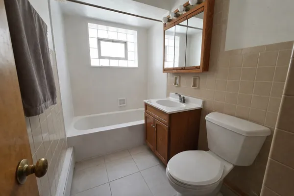 $1,575 | 7126 West Jarvis Avenue, Unit 1, Niles, IL 60714