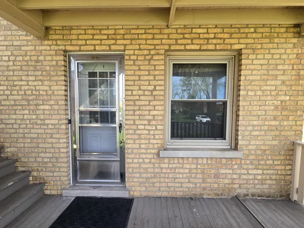 $1,575 | 7126 West Jarvis Avenue, Unit 1, Niles, IL 60714