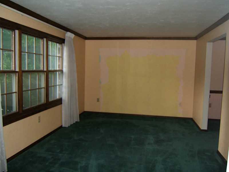 124 Ramage Road Pittsburgh, PA 15214 - Photo 4 of 19 Living Room.