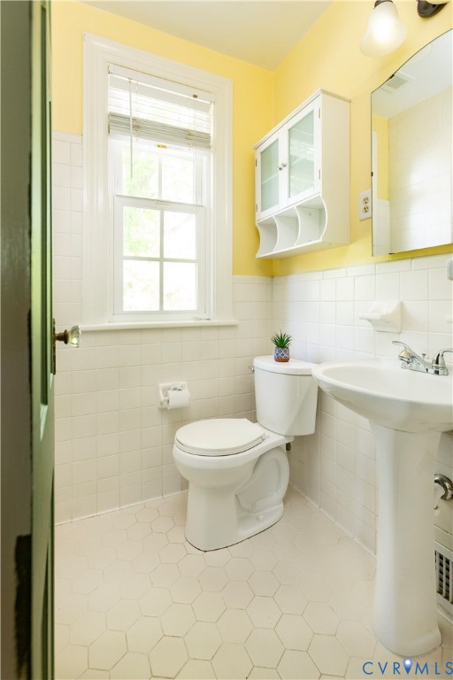 4801 Brook Road Richmond, VA 23227 - Photo 14 of 28 a bathroom with a toilet sink and mirror