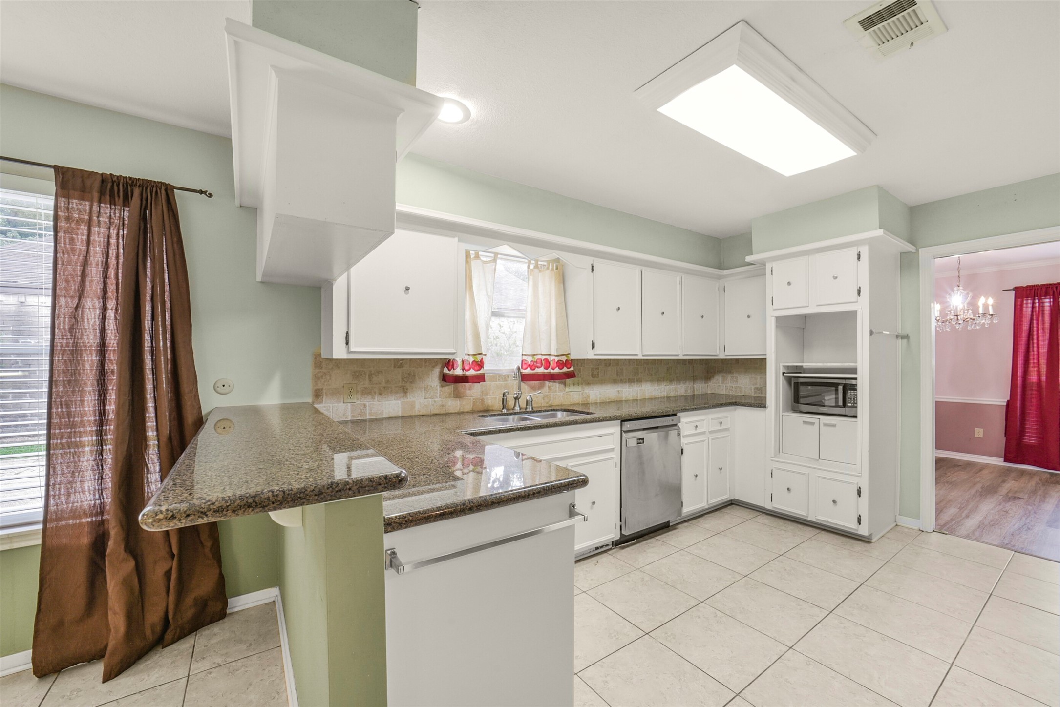 8343 Waynemer Way Houston, TX 77040 - Photo 9 of 38 Very bright space