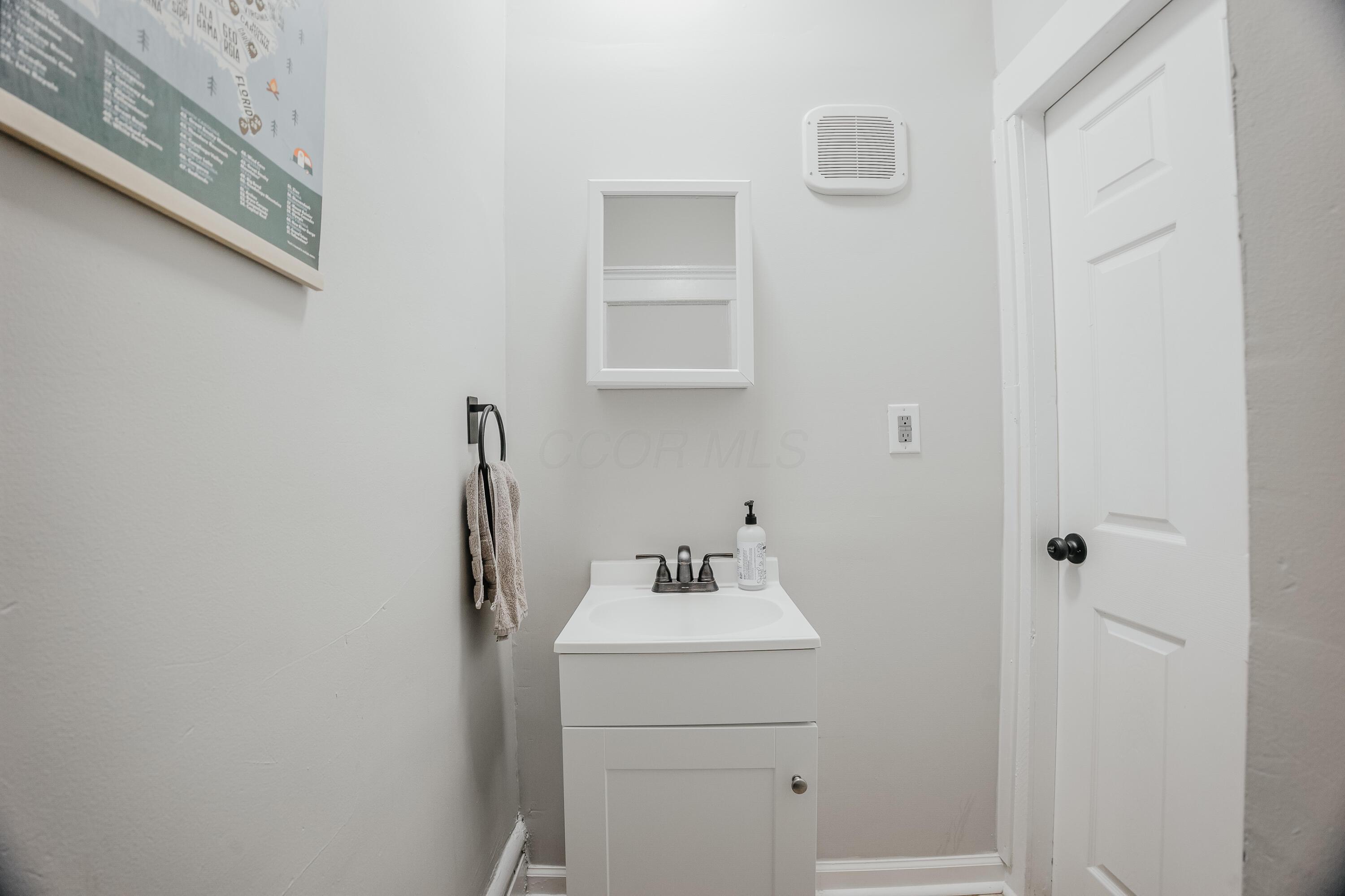 534 Berkeley Road Columbus, OH 43205 - Photo 24 of 59 Half Bath