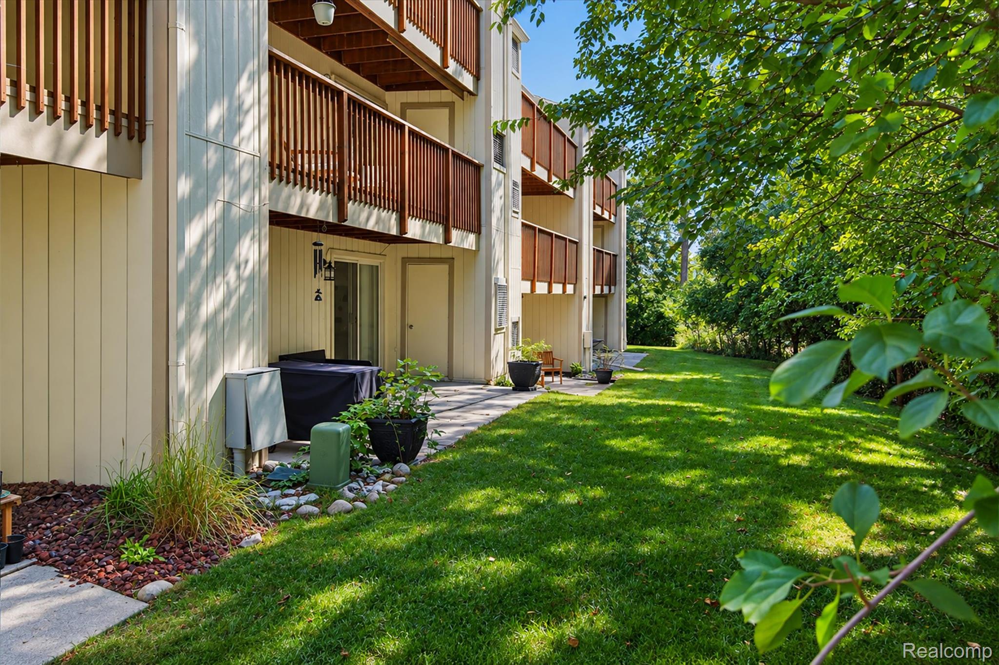 1695 Riverside Drive, Unit 7 Rochester, MI 48309 - Photo 26 of 31 27-1695-Riverside-Dr-Unit-7-Windowstill.jpg